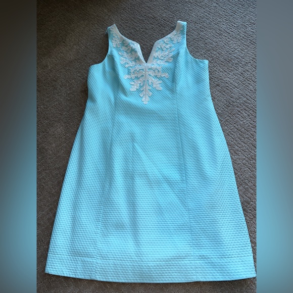 Lilly Pulitzer Dresses & Skirts - Lilly Pulitzer Blue white V-neck dress 10 Gabby Shift
